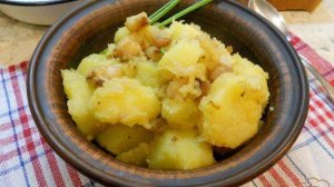 Отварной картофель с жареным салом и луком