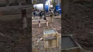 Процесс заливки ленточного фундамента бетоном