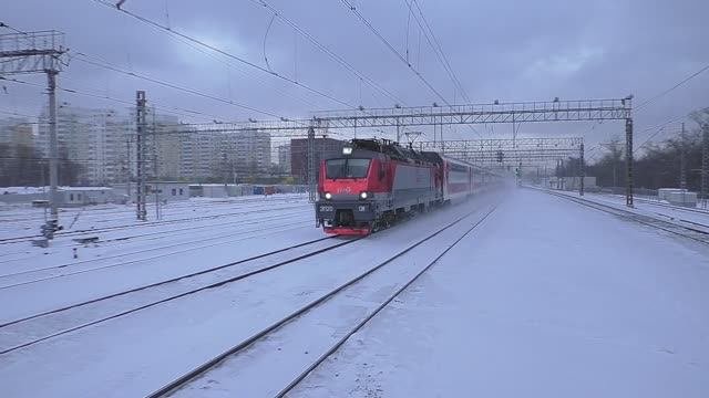 Электровоз ЭП20-011 (ТЧЭ-6) с поездом "Двухэтажный состав " №063Й/064Й Самара - Санкт-Петербург.
