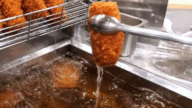 Японская еда - Жареная Свиная Котлета Бутерброд Тонкацу Токио Япония смотреть онлайн