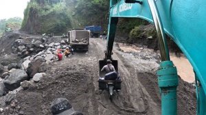 Строительство, экскаватор копает песок