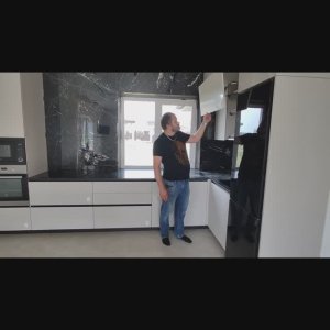 Кухонный гарнитур от студии авторской мебели АндреяЗ Ижевск с каменной столешницей