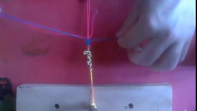 Tutorial Como hacer pulsera con dije (Básico) смотреть онлайн