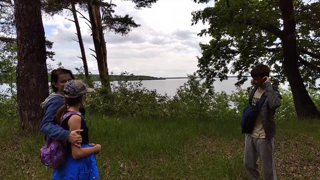 На фоне Липецкого водохранилища.