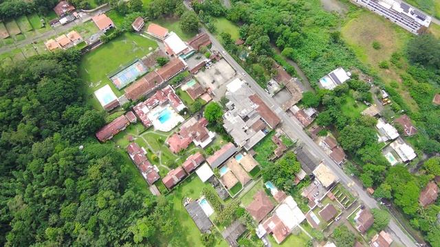 Penedo. Hotel Girassol. Vôo em espiral com o Fimi X8 Mini. смотреть онлайн