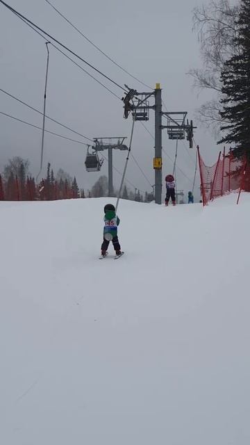 Первый подъем ребенка на бугеле. На беби лифте занимались 4 месяца смотреть онлайн