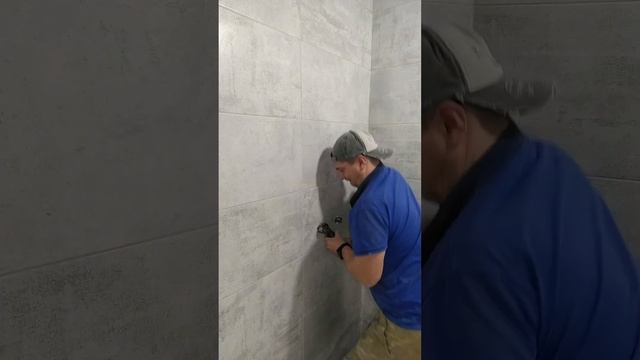 Укладка плитки в санузле с душевыми поддоном, в конце видео результат. #санузелподключ #душевая
