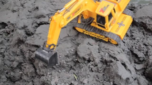 MOBIL TRUK BEKO REMOTE CONTROL MAINAN GAK KUAT NANJAK DI TANAH BERLUMPUR