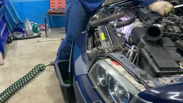 Превосходный Вольво S40 2001 года - замена ремня ГРМ на моторе 1,8.