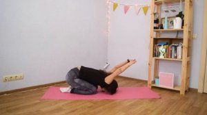 Тянем плечи в положении сидя на коленях