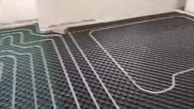 Plancher chauffant eau - La pose des tubes смотреть онлайн