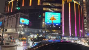 Расслабляющая ночная прогулка по Нью-Йорку под дождем.