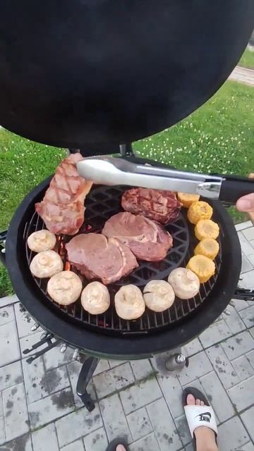 Чугунная решетка, часть 2, стейки выглядят не плохо😁👍 #food #казан #grill #керамическийгриль #meat