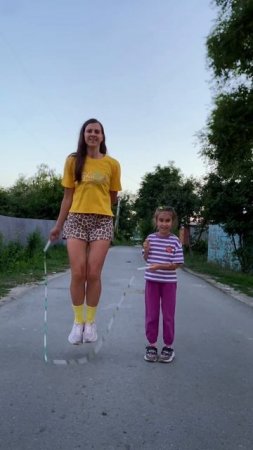 Парные прыжки с дочкой) ❤️ #скакалка #jumprope #семья #дети #skipping #скиппинг #уличныйфитнес #топ