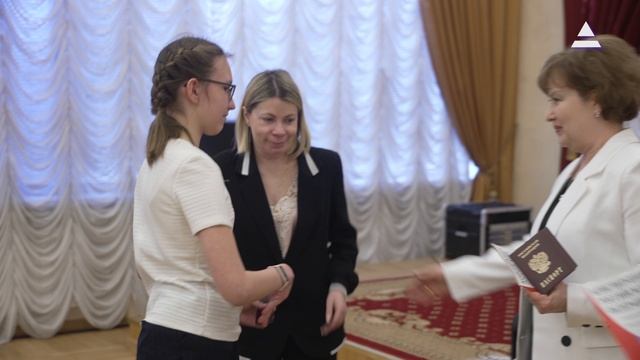 Первый документ. Вручение паспортов
