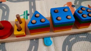 учимся собирать детский сортер, изучаем цветы и формы с детьми, детчкие развивающие игры