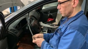 Удаляем влагу из ковров салона Вольво хс90.