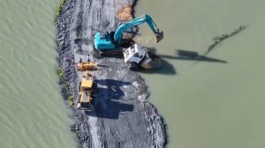 Вытаскиваем самосвал из воды. Слаженная работа