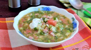 Окрошка на квасе с помидорами и чесноком