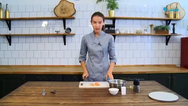 Ржаная брускетта с зеленой сальсой и форелью
