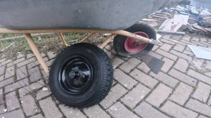 Секрет замены КОЛЕСА  на строительной ТАЧКЕ, ось 12 мм.