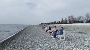 В пос. Сириус началась подготовка к курортному сезону. На пляжах южной Имеретинки, конец марта 2025