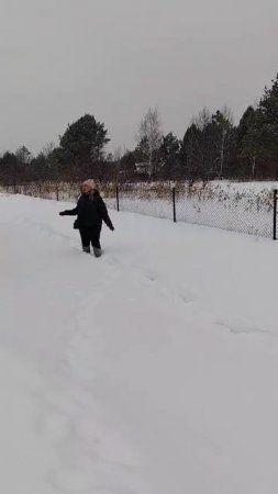 Приехали на дачу. Полезли по сугробам 😁🤭