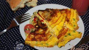 Омлет с курицей, баклажаном и луком