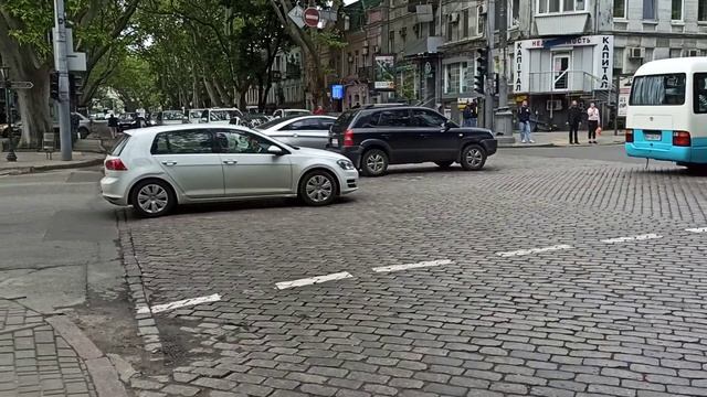 Осторожно на дороге: в центре дерево сломало светофор смотреть онлайн