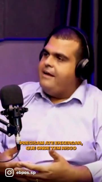 A Holding sai bonita do escritório de advocacia mas quando chega no escritório de contabilidade…. смотреть онлайн