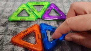 играем в магнитный конструктор, собираем фигуру из магнитного конструктора, детские игры