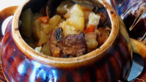 Свинина с грибами и картофелем в горшочке