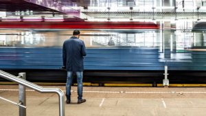 Женщина толкнула знакомого на прибывающий поезд в метро Москвы