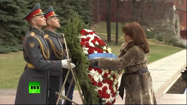 Кристина Киршнер возложила цветы к Могиле Неизвестного Солдата смотреть онлайн