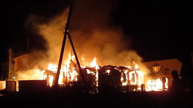 Дом сгорел в центре Бердска смотреть онлайн