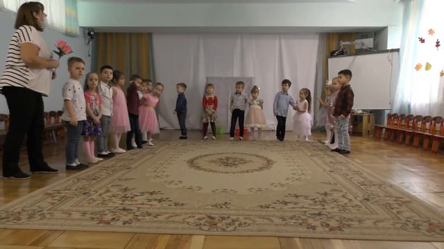 Мамочек поздравляет группа Звёздочки руководители Шиляева О.П. Кургинян А.З. Козловская О.В.