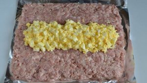 Мясной рулет с яйцом