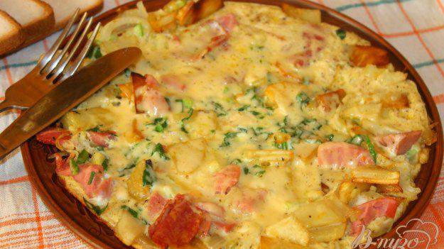 Жареный картофель с колбасой и сыром в яичной заливке