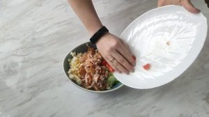 Салат с копченой курицей, яйцом и грудинкой.