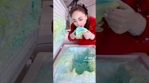 громкий хруст от поедания льда из морозилки