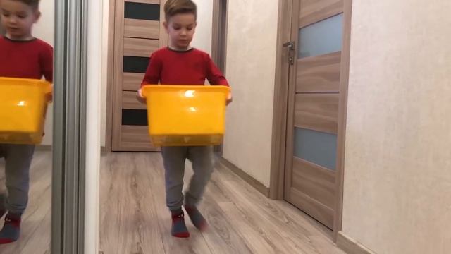 Марк и его новые игрушечные машинки - распаковка и игры смотреть онлайн