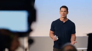 Джон Сина стал невидимым в рекламе солнцезащитного крема