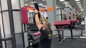 Вертикальная тяга блока с полотенцем