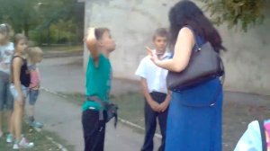 Школьники бьют бомжа!