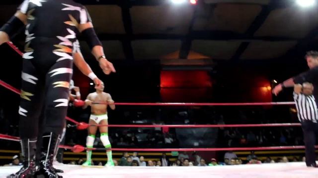 Veneno, Internacional Pantera y Emperador Azteca vs Black Warrior, Máscara Año 2000 Jr y Mosco X-Fl смотреть онлайн