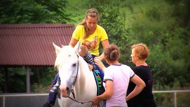 Иппотерапия в городе Наxодка. Проект БФ "Забота" смотреть онлайн