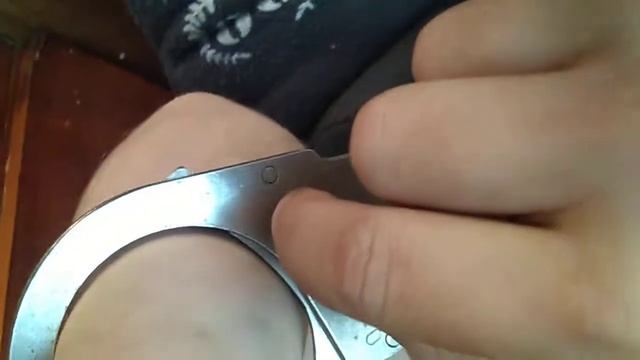 Как открыть наручники лёхким способом смотреть онлайн