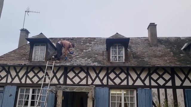 PREMIERE JOURNEE DE TRAVAUX dans notre maison 🚧et mauvaise surprise ! RENOVATION TOITURE ! EPISODE смотреть онлайн