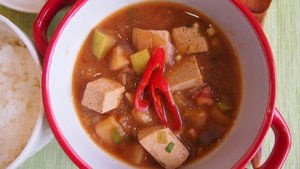 Традиционная корейская кухня: Твенджан чигэ (된장찌개) или рагу с пастой твенджан.