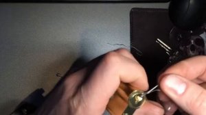 Как открыть замок скрепкой